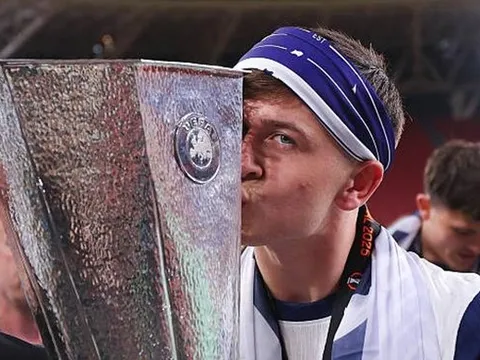Sao trẻ Tottenham hát khẩu hiệu chống Arsenal cùng fan