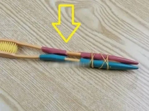 Lấy 2 bàn chải đánh răng cũ buộc vào nhau: Mẹo vặt đơn giản giải quyết rắc rối nhà nào cũng gặp phải