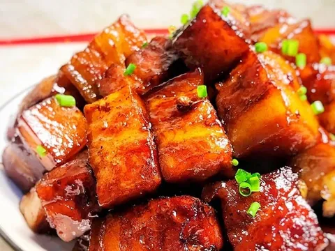 Thả thứ này vào nấu thịt kho tàu: Thịt lên màu đẹp mắt, nhanh nhừ ăn không ngán
