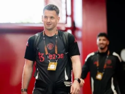 MU giữ Tom Heaton vì vai trò thủ lĩnh phòng thay đồ