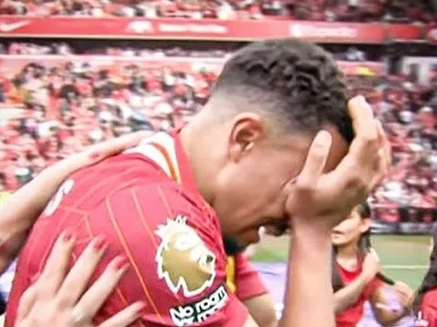Trent Alexander-Arnold khóc khi chia tay Liverpool