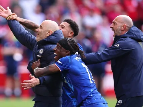 Maresca nhảy ăn mừng với Reece James sau trận thắng đưa Chelsea trở lại C1