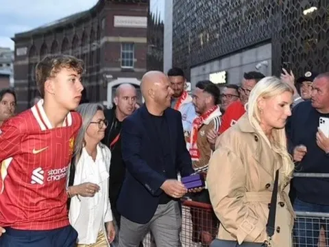 Liverpool ăn mừng xuyên đêm, Alexander-Arnold trở thành tâm điểm