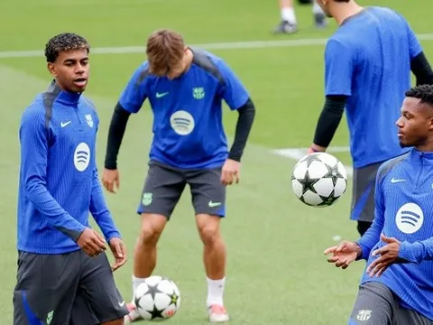 Vì Yamal và Fati, siêu cò Mendes có mặt ở Barcelona