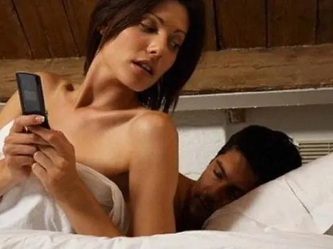 Khi vợ ngoại tình, dù cố che giấu đến mấy vẫn lộ 5 biểu hiện này