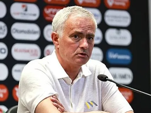 Mourinho "vừa đấm vừa xoa" Chelsea trước thềm Conference League