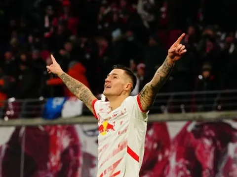 NÓNG: Leipzig ra giá 93 triệu bảng cho Benjamin Sesko