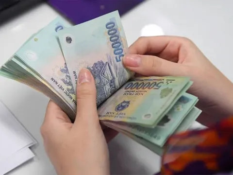 Đóng BHXH đủ 28 năm, là nữ giới sinh năm 1977 có được nghỉ hưu sớm?