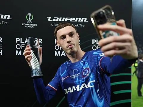 Giúp Chelsea vô địch Conference League, Palmer được so sánh với Messi