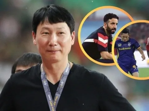 HLV Kim: 'Có thể ghi nhiều bàn hơn vào lưới MU. Hy vọng Amorim để mắt tới Hai Long'
