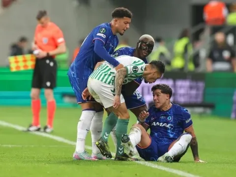 Antony gây tranh cãi với pha chạm đầu Enzo Fernandez ở chung kết