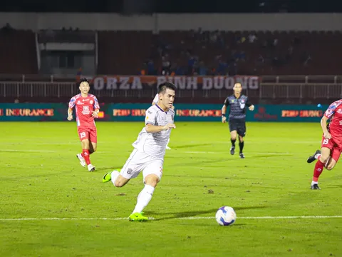 CĐV Bình Dương mong đợi Tiến Linh ghi bàn vào lưới CAHN