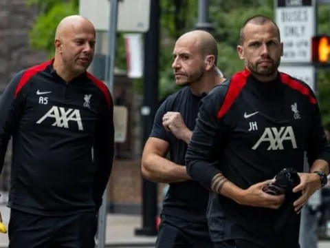 Heitinga rời Liverpool, trở lại Ajax với vai trò HLV trưởng