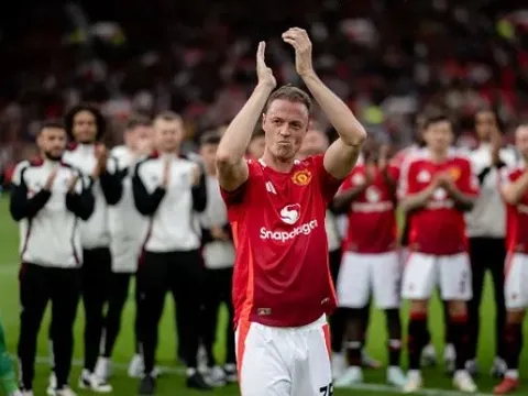 CHÍNH THỨC: Jonny Evans tuyên bố giải nghệ