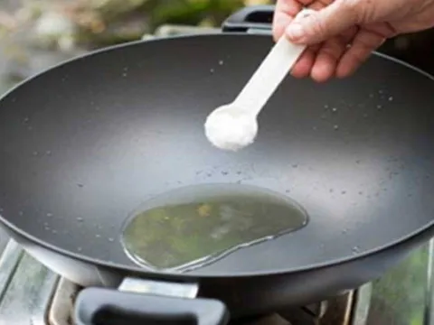 Rán cá cứ thêm thứ này vào, da vàng giòn, không bắn dầu, không sát chảo – mẹo nấu ăn siêu chuẩn!