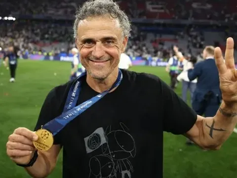 Enrique tái hiện hình ảnh xúc động với con gái Xana sau chức vô địch cùng PSG