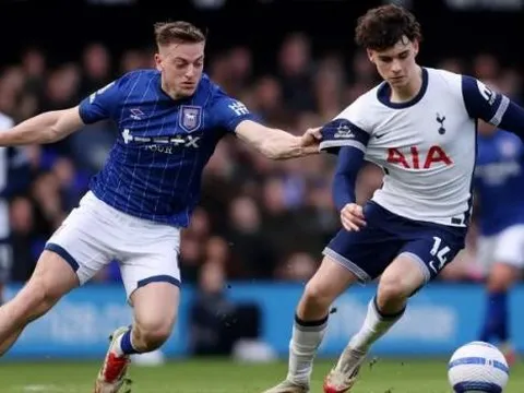 Arsenal bị Akinfenwa chỉ trích vì không chiêu mộ Liam Delap