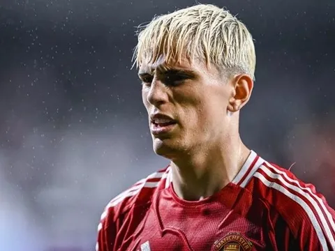 Alejandro Garnacho tự tay đá bay sự nghiệp tại MU