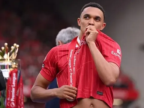 Agbonlahor chỉ trích Liverpool, để Real bắt nạt vụ Alexander-Arnold