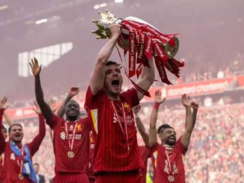 Andrew Robertson gửi lời chia tay John Heitinga trước tương lai bất định