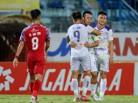 Hà Nội FC bám đuổi Nam Định nhờ Văn Quyết thăng hoa
