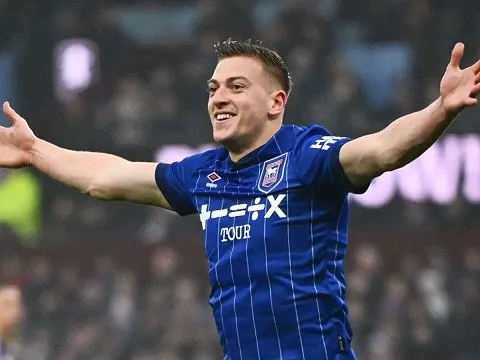 Delap khiến các hậu vệ lo ngại, Strachan tiếc vì Man Utd không chiêu mộ
