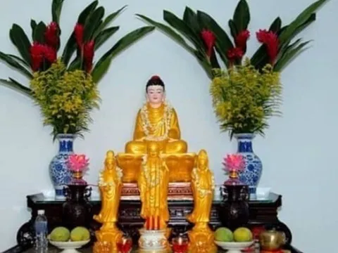 Tại sao nhà giàu đặt bình hoa bên trái bàn thờ khi thắp hương? Bí quyết phong thủy không phải mê tín!