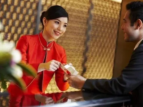 Nhận phòng khách sạn: Nói 3 câu này với lễ tân để nhận ngay ưu đãi hấp dẫn!