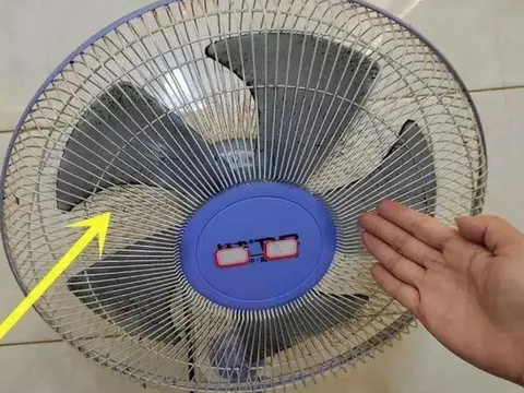 Quạt điện bám đầy bụi, làm theo cách này, không cần tháo khung vẫn sạch bóng