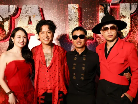 Tuấn Hưng hồi hộp như ra album đầu tay, fan vỡ òa cảm xúc ngày đầu phim tài liệu "Mưa lửa" ra rạp