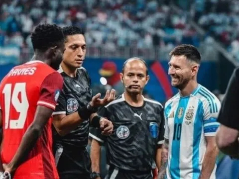 Alphonso Davies đổi áo thành công với Messi sau hơn 900 ngày chờ đợi