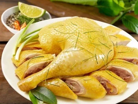 Thịt gà luộc bị tanh, đỏ không thơm? Thử ngay cách luộc gà vàng da, thịt ngọt chuẩn nhà hàng!