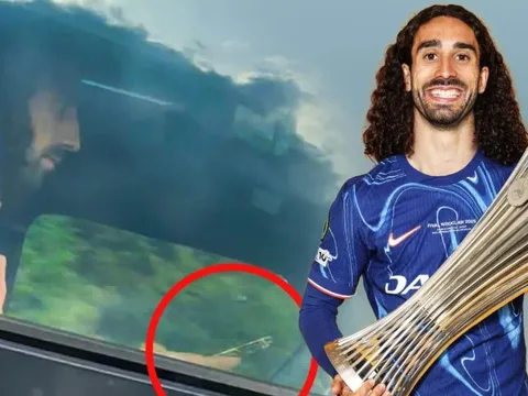 Cucurella vừa dùng điện thoại vừa lái xe gần sân tập Chelsea