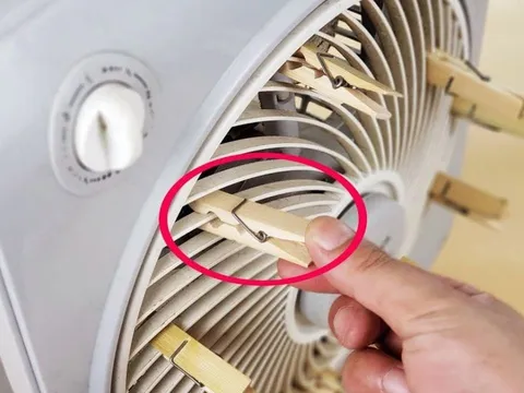 Đặt một chiếc kẹp gỗ lên quạt điện: Công dụng tuyệt vời giúp nhà mát lạnh lại đuổi muỗi hiệu quả