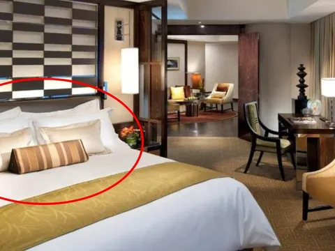 Vì sao phòng khách sạn chỉ có 1 giường nhưng lại đặt 4 chiếc gối? Sự thật ít người biết