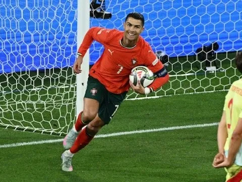 Bồ Đào Nha 2-2 Tây Ban Nha (Pen: 5-3): Lời khẳng định của Ronaldo; Costa hóa người hùng