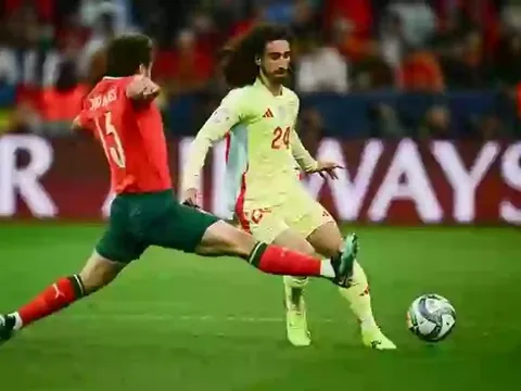 Lý do Cucurella bị la ó và huýt sáo mỗi khi chạm bóng ở trận thua Bồ Đào Nha