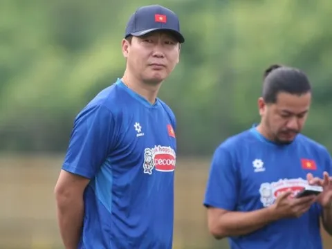 Trước đại chiến, HLV Kim Sang-sik "vừa đấm vừa xoa" Malaysia