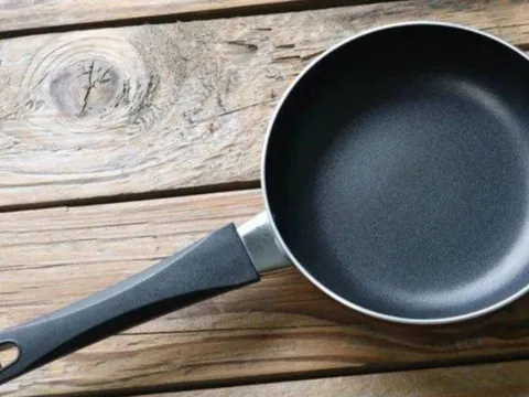 Chảo tróc hết chống dính đừng vội bỏ: Nhỏ vài giọt này, chảo cũ sáng bóng như mới, chống dính lại như ban đầu