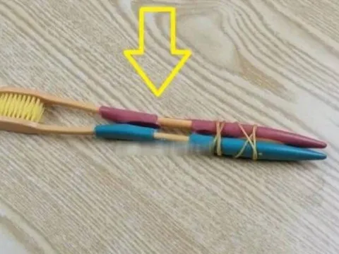Chỉ cần buộc 2 bàn chải đánh răng cũ lại, mẹo vặt cực đỉnh giúp giải quyết cả tá rắc rối trong nhà