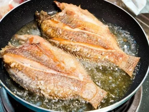 Rán cá chỉ cần thêm thứ này, da giòn rụm, không bắn dầu, không dính chảo