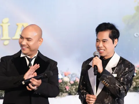 Danh ca Ngọc Sơn trổ tài nói tiếng Thái, song ca với A Tuân tại Thái Lan