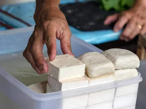 Mua đậu phụ nên chọn miếng 'ngoài rìa' hay 'ở giữa'? 90% người nội trợ đang làm sai cách