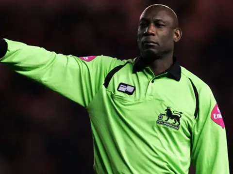 Trọng tài da màu đầu tiên ở Premier League qua đời