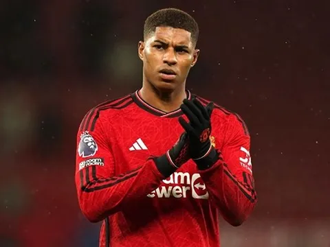 Marcus Rashford "khẩu chiến" với CĐV Man United