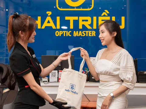 Bỏ xa cuộc chiến giá, mắt kính Hải Triều "đua" vì chất lượng
