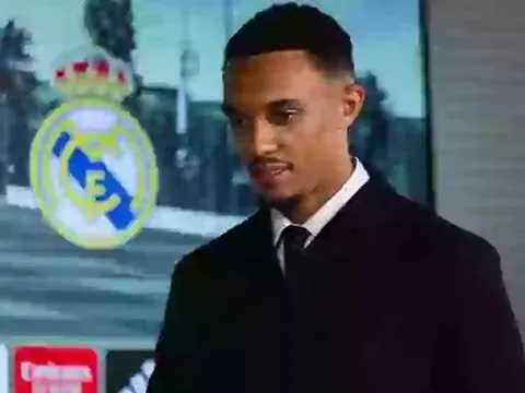 Trent Alexander-Arnold học tiếng Tây Ban Nha 18 tháng, rời Liverpool gây tranh cãi