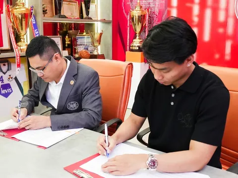 Văn Thanh diện đồng hồ 600 triệu khi gia hạn hợp đồng với CAHN