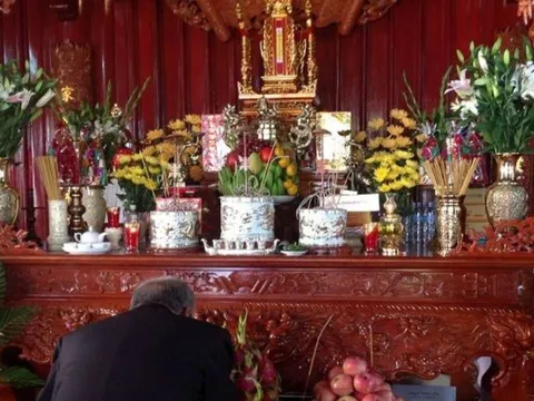 Bàn thờ có 3 đặc điểm này, Gia Chủ thường Phát Tài, Giàu to, Phúc Lộc tựa sông dài, Tổ tiên độ trì