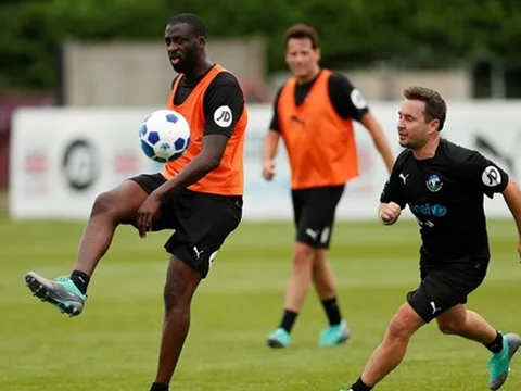 Hành vi phản cảm khiến Yaya Toure mất suất ở Soccer Aid